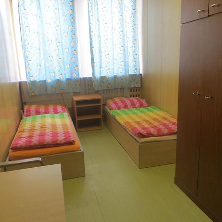 Hostel Monty Ricany  Luaran gambar