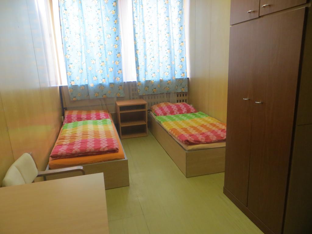 Hostel Monty Ricany  Luaran gambar
