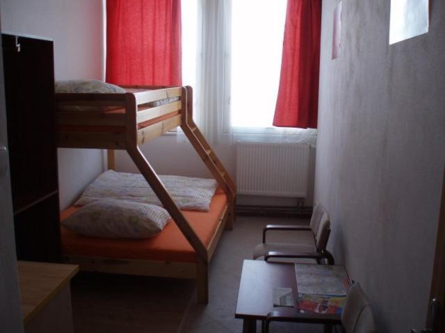 Hostel Monty Ricany  Luaran gambar